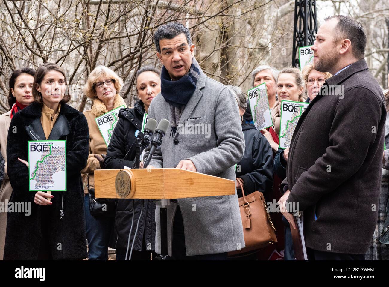 NYC-Ratsmitglied Ydanis Rodriguez (Mitte) gibt auf einer Pressekonferenz zur Zukunft der BQE mit dem NYC-Ratssprecher Corey Johnson und den Gemeindegruppen von Brooklyn im City Hall Park in New York City am 25. Februar 2020 Bemerkungen ab. (Foto von Gabriele Holtermann-Gorden/Sipa USA) Stockfoto