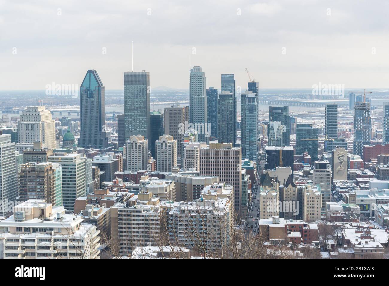 Skyline von Montreal von Kondiaronk Belvedere / Mont-Royal im Winter Stockfoto