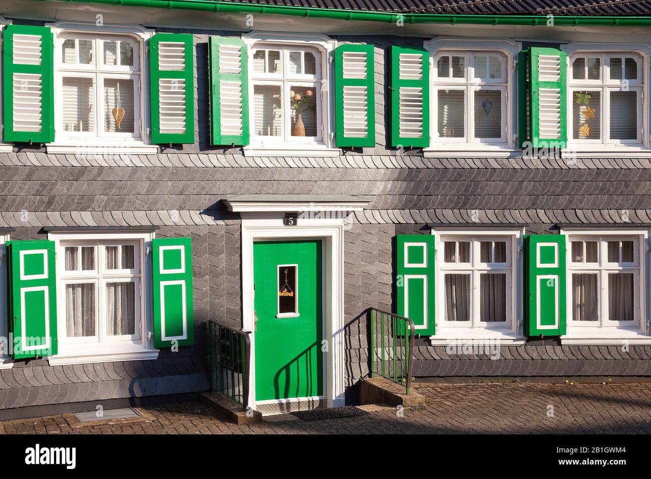 Fassade eines schiefergezimmerten Fachwerkhauses, Deutschland, Nordrhein-Westfalen, Bergisches Land, Radevormwald Stockfoto