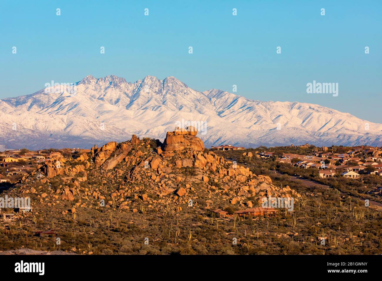 Blick vom Pinnacle Peak auf die schneebedeckten Mazatzal Mountains mit Vier Gipfeln, USA, Arizona, Mazatzal Mountains Stockfoto