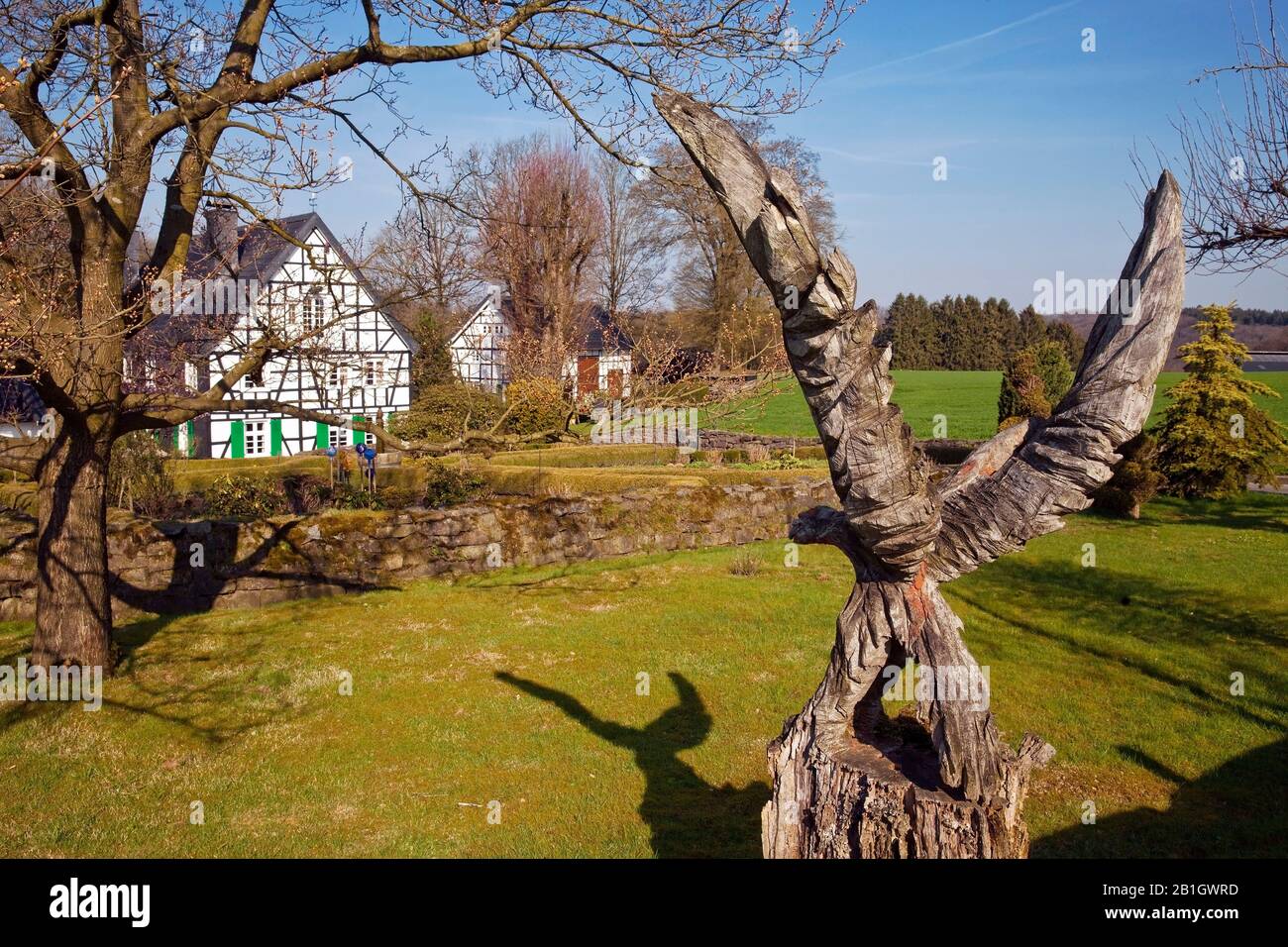 Gehöft Lorenzhaus und Skulptur im Frühjahr, Deutschland, Nordrhein-Westfalen, Bergisches Land, Radevormwald Stockfoto