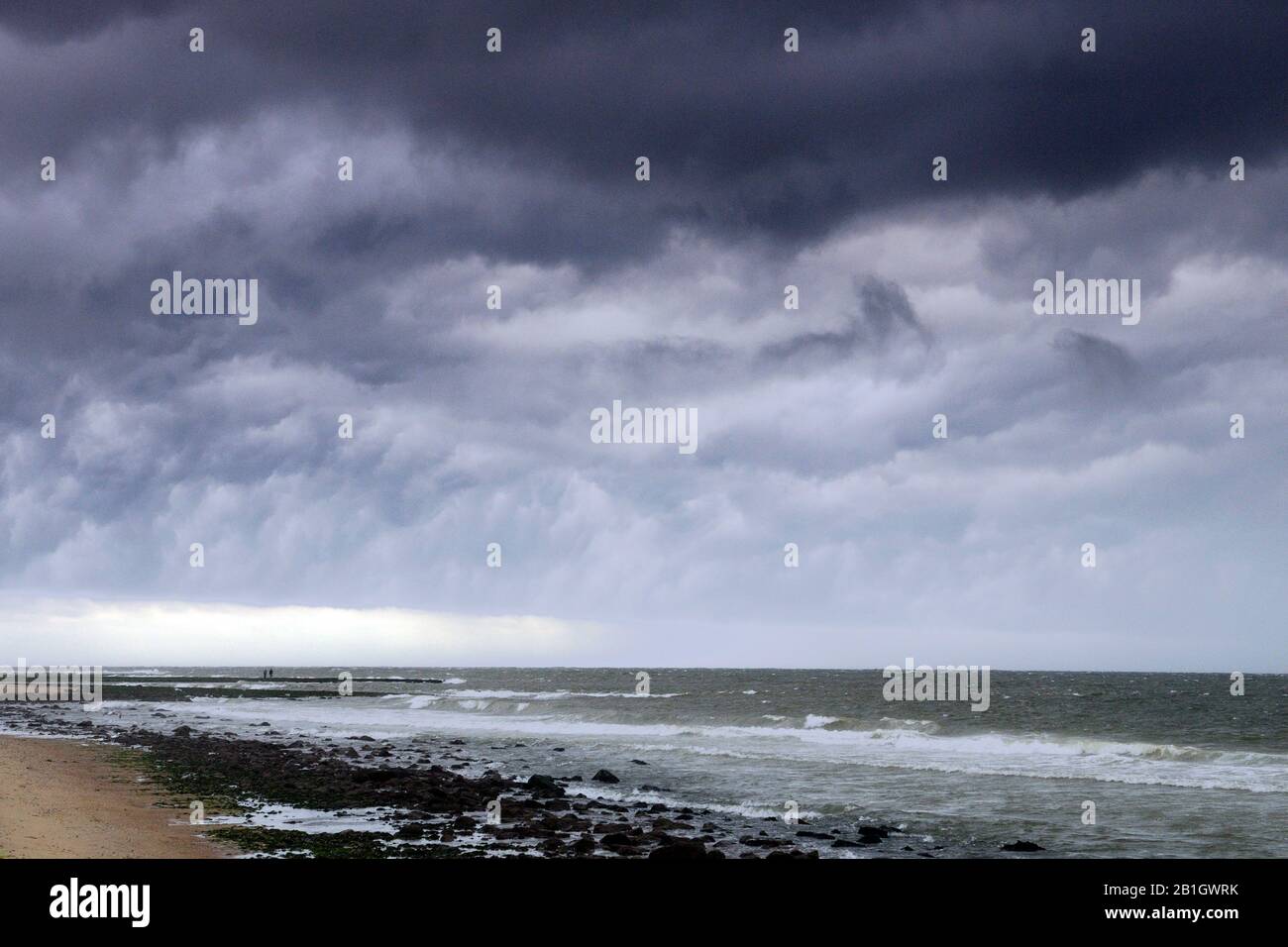 Regenwolken über der Nordsee, Niederlande, den Helder Stockfoto