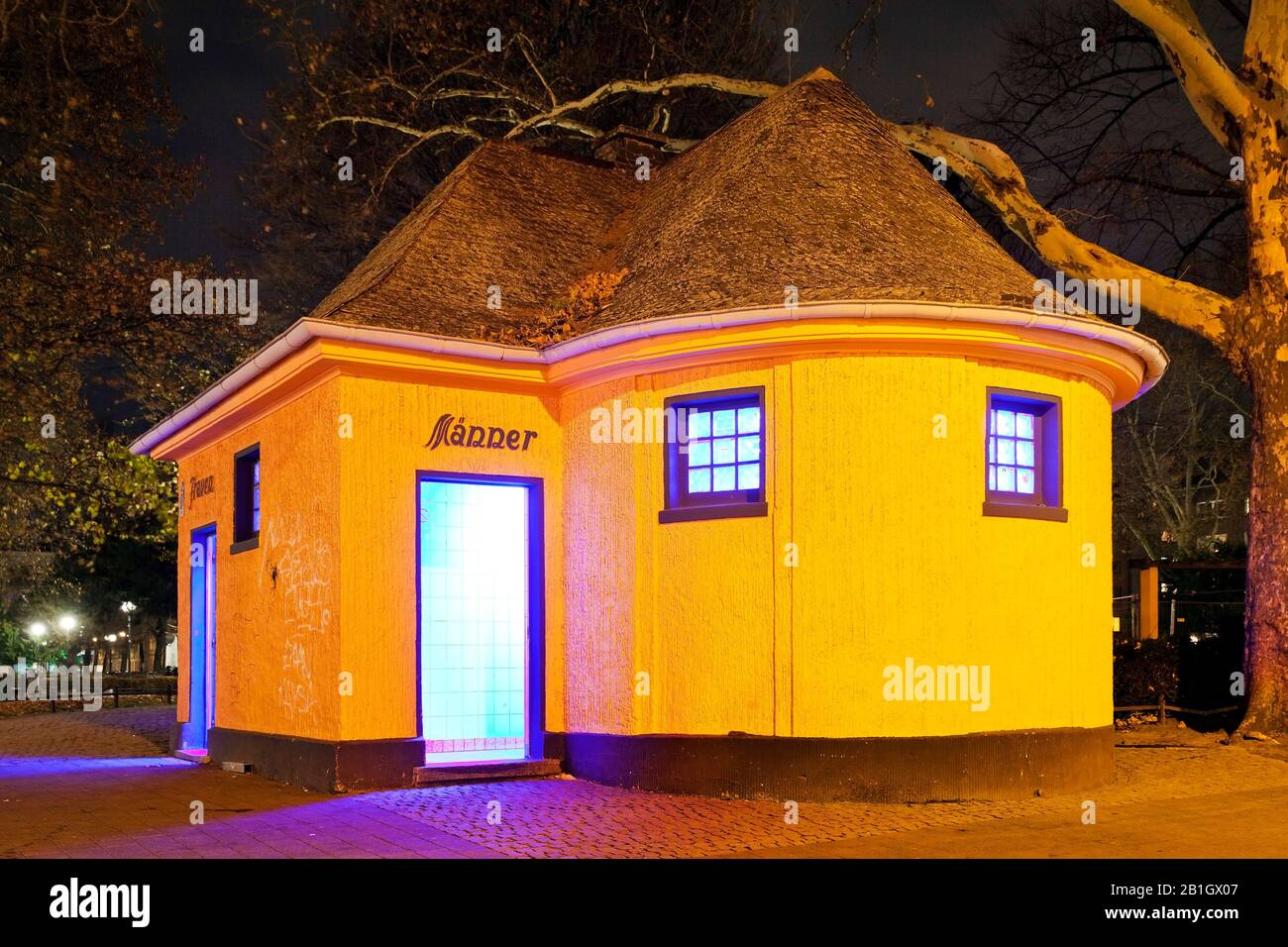 Beleuchtete öffentliche toilette in der Nacht, Deutschland, Nordrhein-Westfalen, Ruhrgebiet, Dortmund Stockfoto