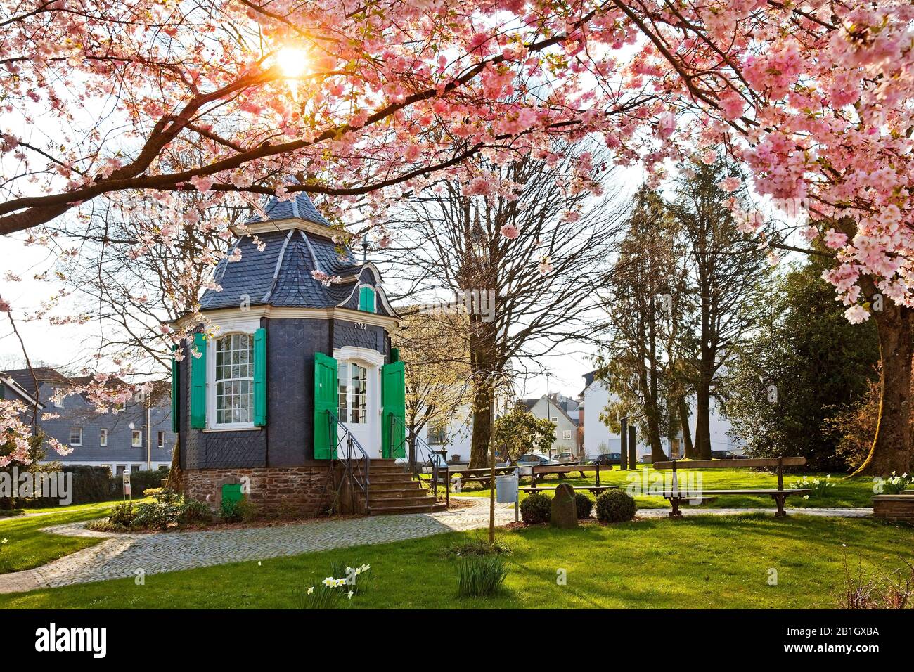 Historisches Rokoko-Gartenhaus im Frühjahr, Deutschland, Nordrhein-Westfalen, Bergisches Land, Radevormwald Stockfoto