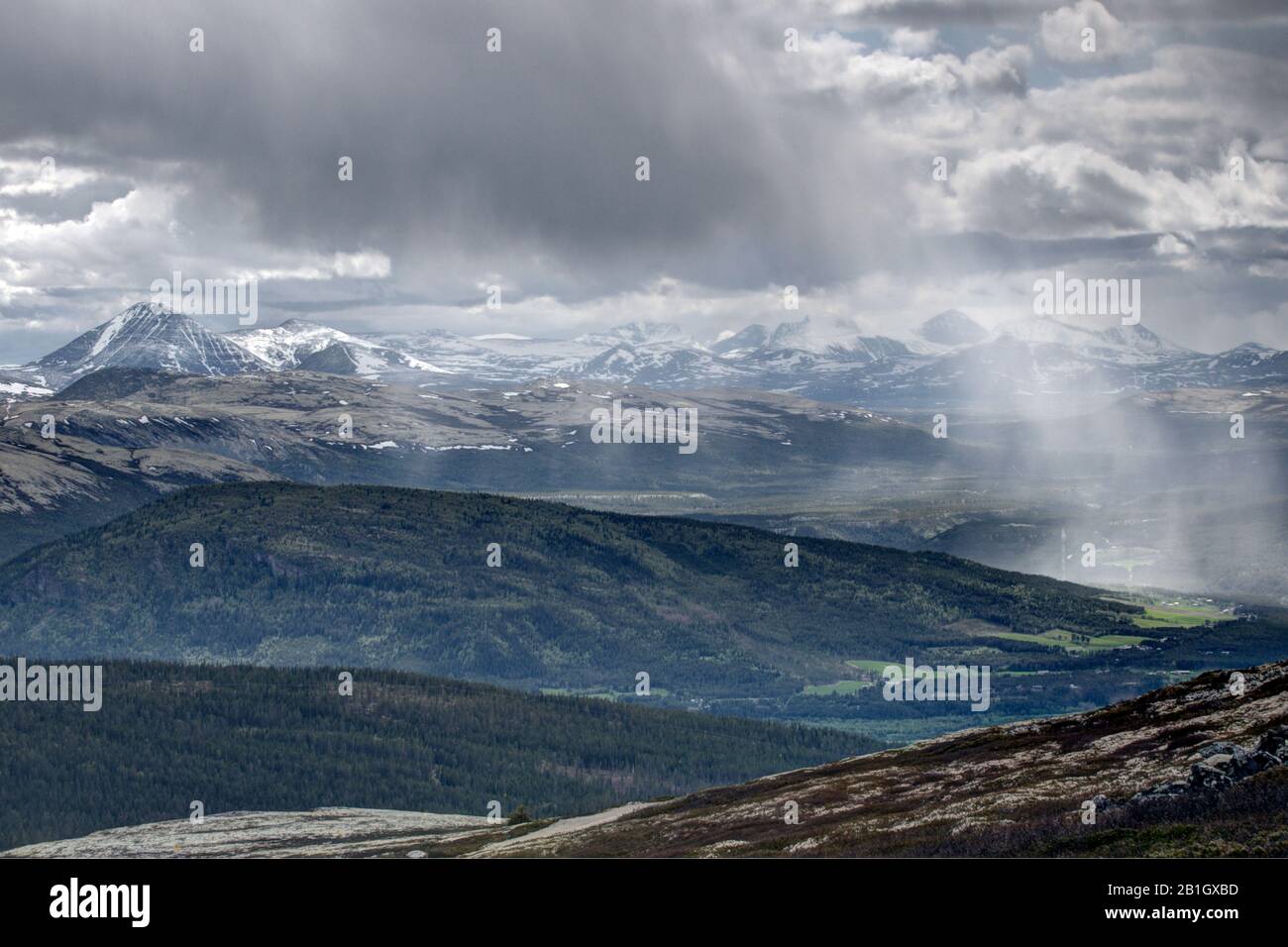 Regenwolke über den Rondane National Park, Norwegen, Rondane National Park, Alvdal Stockfoto