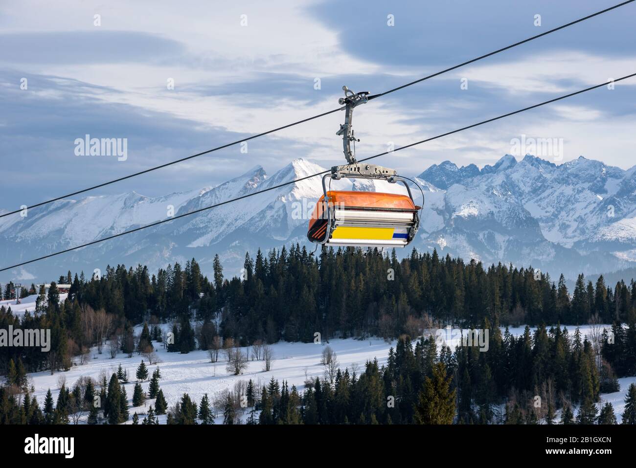 Moderner Sessellift im Skigebiet in der Tatra Mountains Stockfoto
