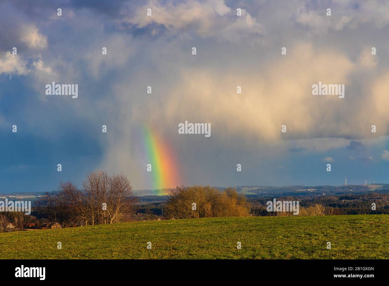 Donnerschlag und Regendusche mit Regenbogen über dem Tal, Deutschland, Bayern, Isental Stockfoto