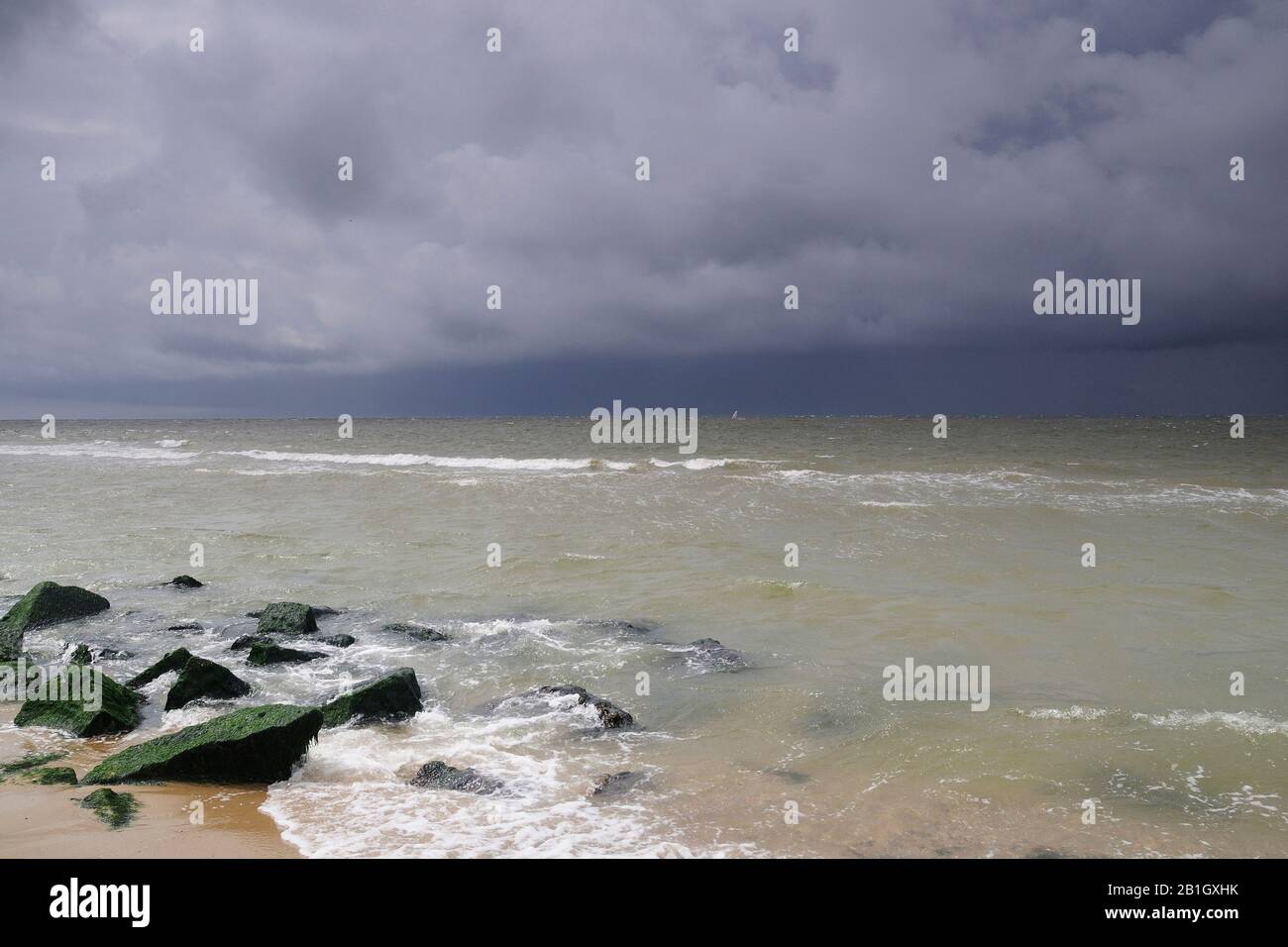 Regenwolken über der Nordsee, Niederlande, den Helder Stockfoto