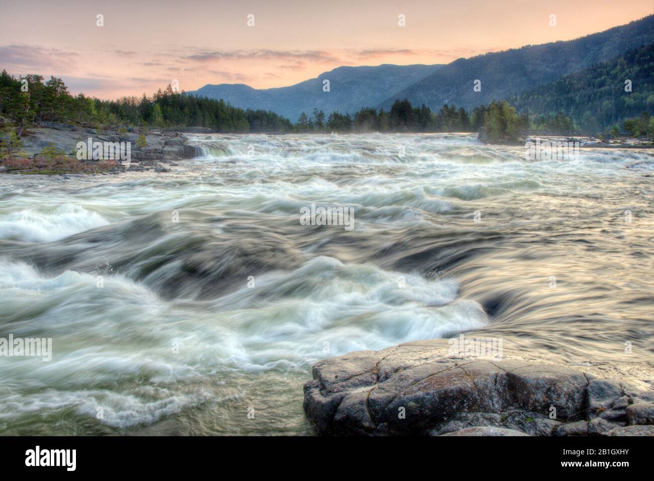 Rapids of the Otrarivier at Sunset, Norway, Evje Stockfoto