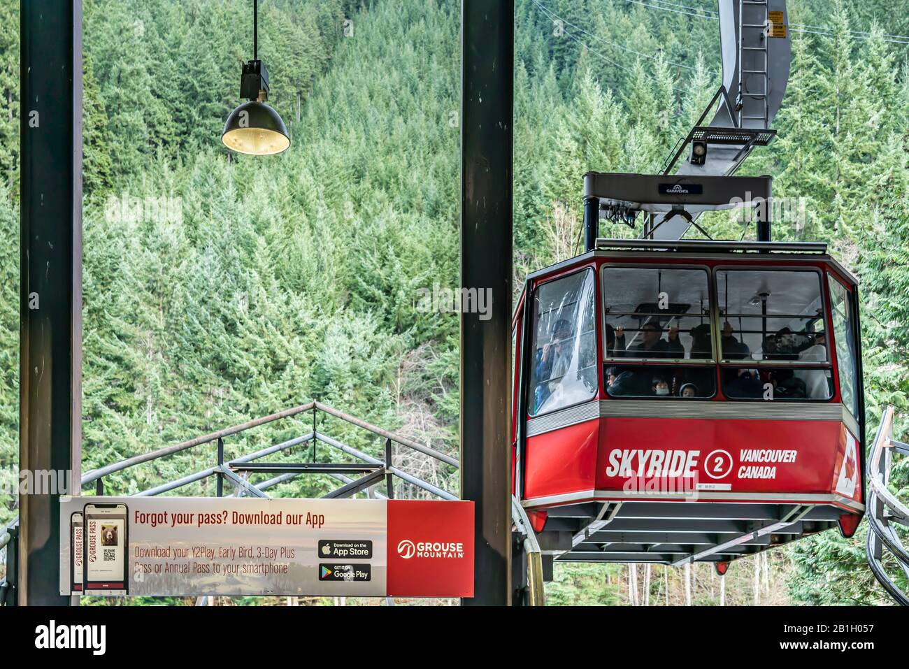 Vancouver, British Columbia, Kanada - Dezember 2019 - Red Skyride zum Grouse Mountain, dem Gipfel von Vancouver. Stockfoto