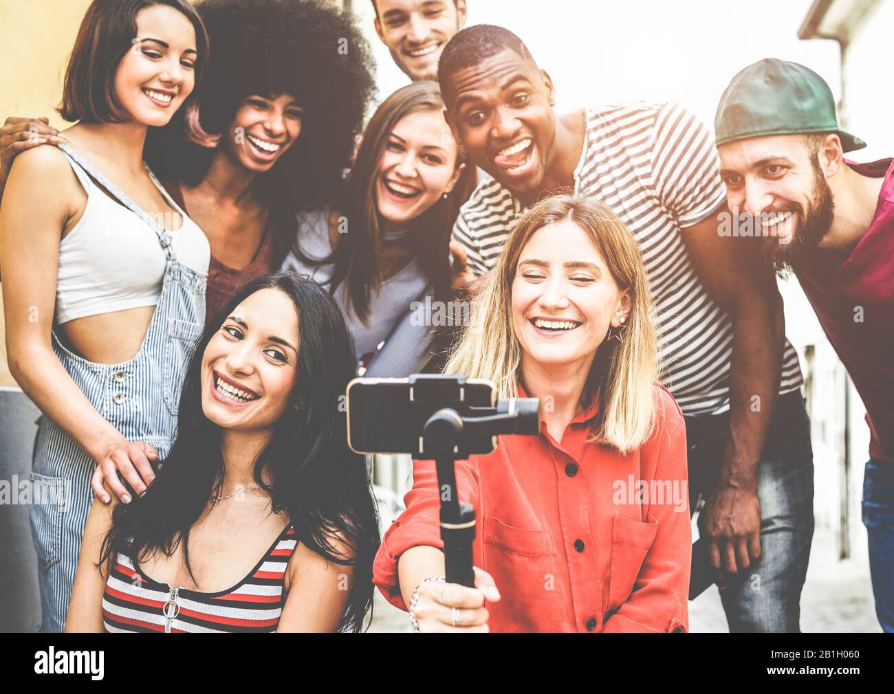 Fröhliche Millennials Freunde, die mit Smartphone im Freien Video spielen - Junge Leute haben Spaß mit neuen Technologietrends - Jugend-Lifestyle und Social Stockfoto
