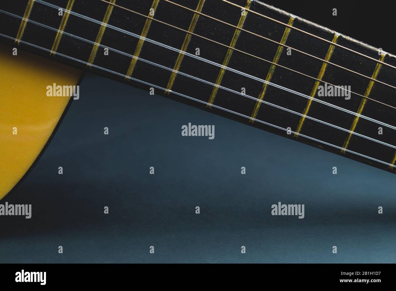 Akustischer Gitarrenhals Nahaufnahme: Gitarrenakro. Musikinstrument Stockfoto