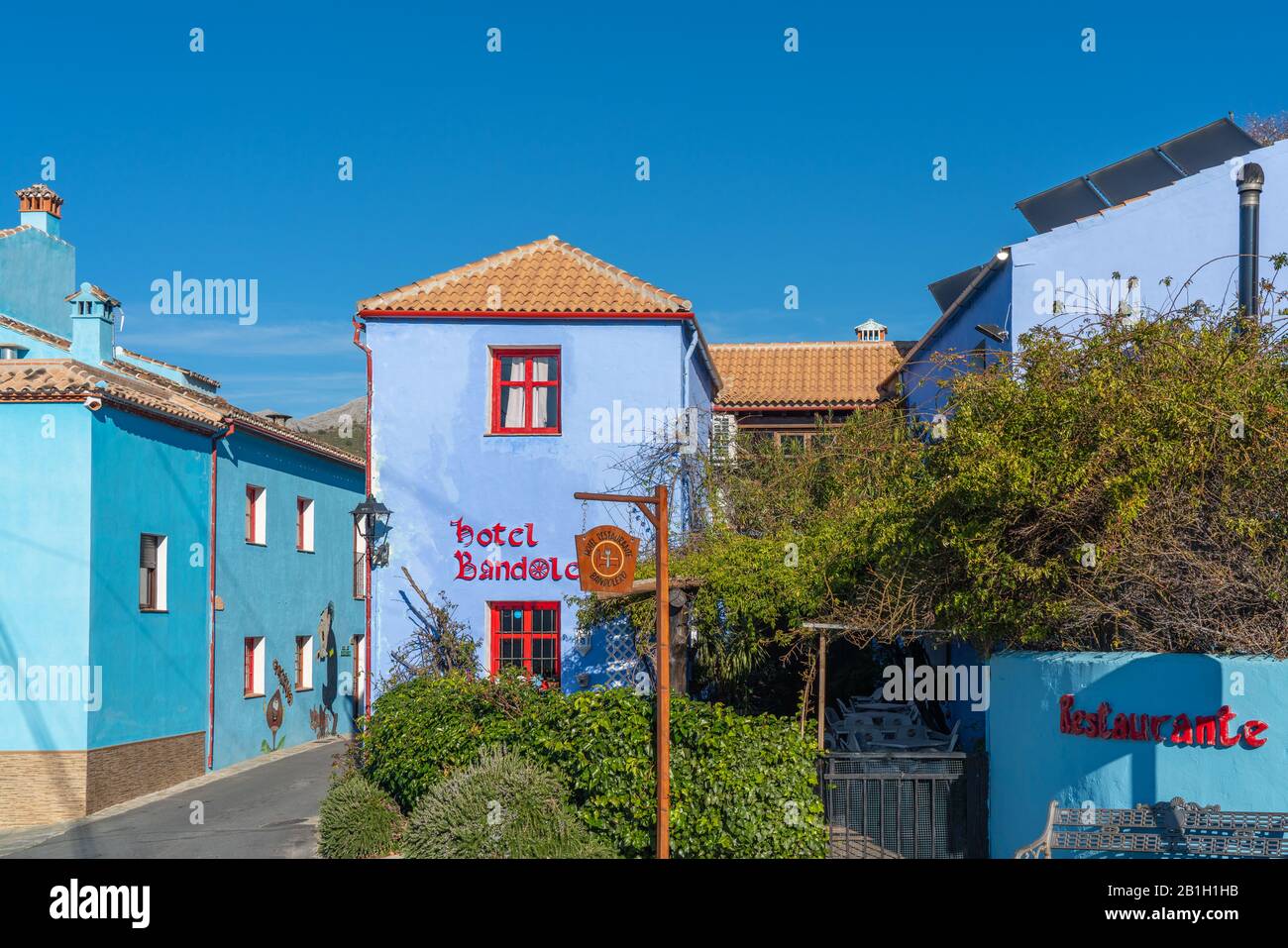 Juzcar, Spanien - 8. Januar 2020: Gebäude in der blauen Stadt Juzcar, Provinz Málaga Stockfoto