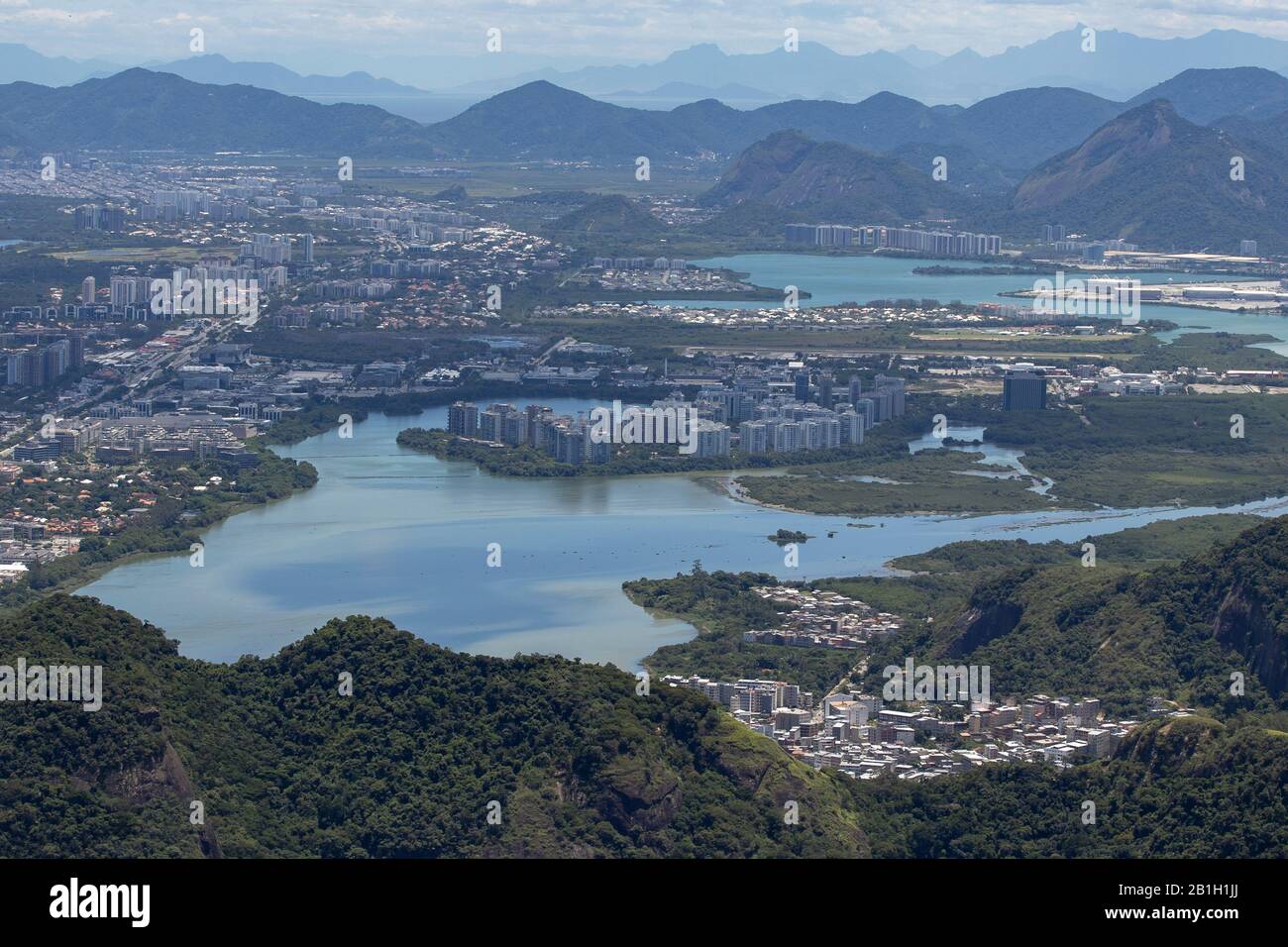 Ehemalige Sumpfgebiete und Seen befinden sich heute in der Nähe von Rio de Janeiro mit Bergen im Hintergrund, die von einem hohen Aussichtspunkt aus gesehen werden Stockfoto