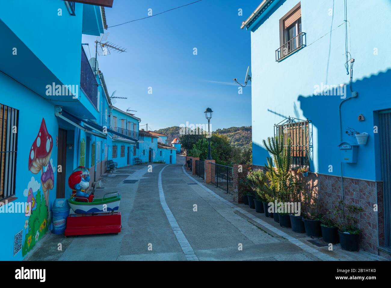 Juzcar, Spanien - 8. Januar 2020: Skulptur von Smurf in der blauen Stadt Juzcar, Provinz Málaga Stockfoto