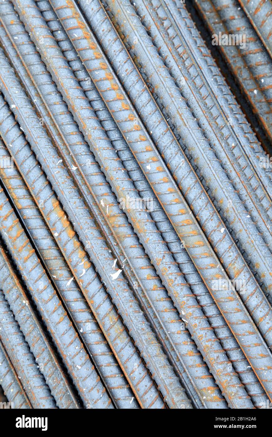 Rebar wird auch als warmgewalzter Stahlriegel，bezeichnet, der In Häusern, Brücken, Straßen und anderen Bauingenieurbauten Weit verbreitet ist. Stockfoto