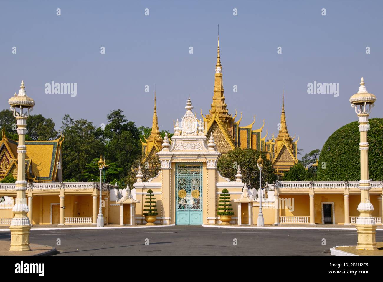 Kambodscha, Phnom Phen - März 2016: Eingang zum Königspalast. Der Königspalast und die Silberne Pagode Stockfoto