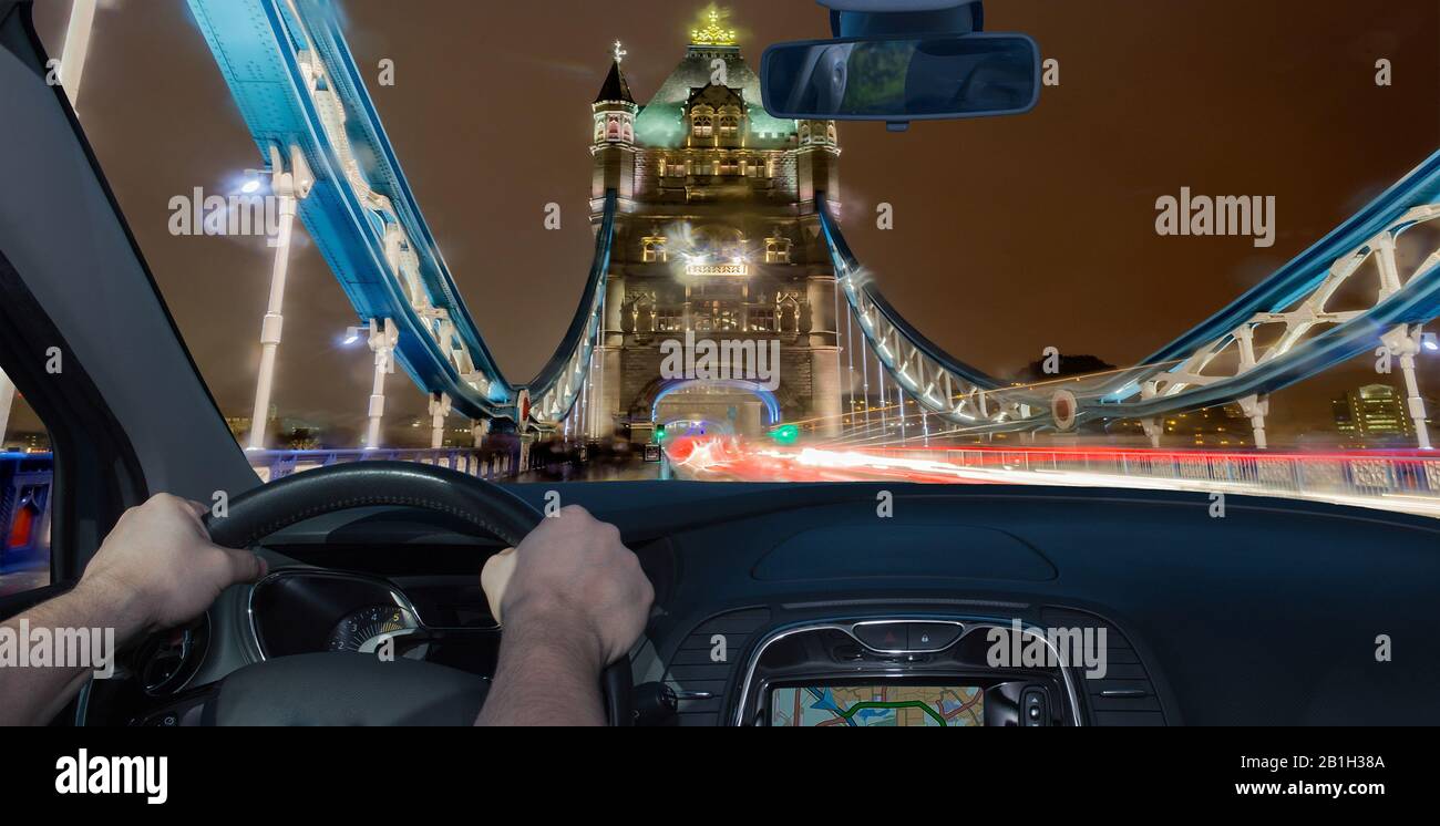 Fahren Sie nachts mit dem Auto in Richtung Tower Bridge, dem Wahrzeichen von London, Großbritannien Stockfoto