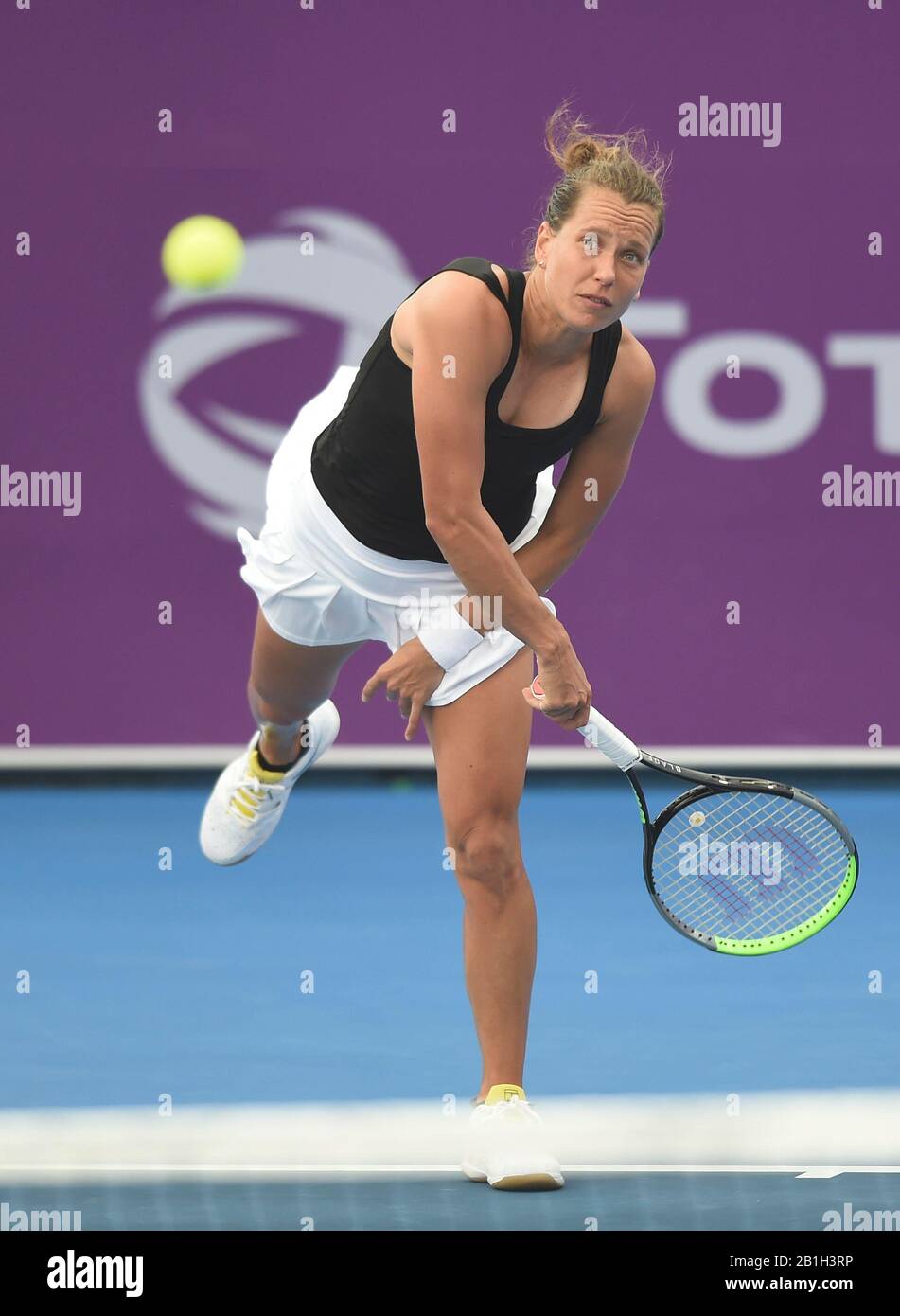 Doha, Katar. Februar 2020. Barbora Strycova aus Tschechien dient beim zweiten Vorrundenspiel im Dameneinzel gegen Jelena Ostapenko aus Lettland bei den WTA Katar Open 2020 in Doha, Katar, 25. Februar 2020. Kredit: Nikku/Xinhua/Alamy Live News Stockfoto