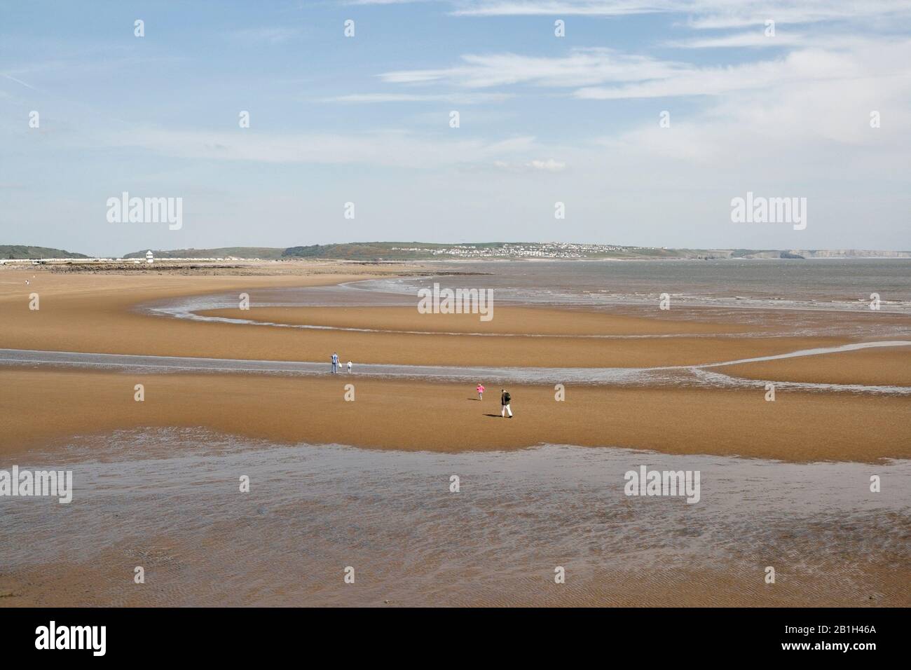 Der Strand an Sandy Bay Porthcawl Wales UK, walisische Küste. Malerischer Blick auf den Sandstrand und die britische Küste Stockfoto