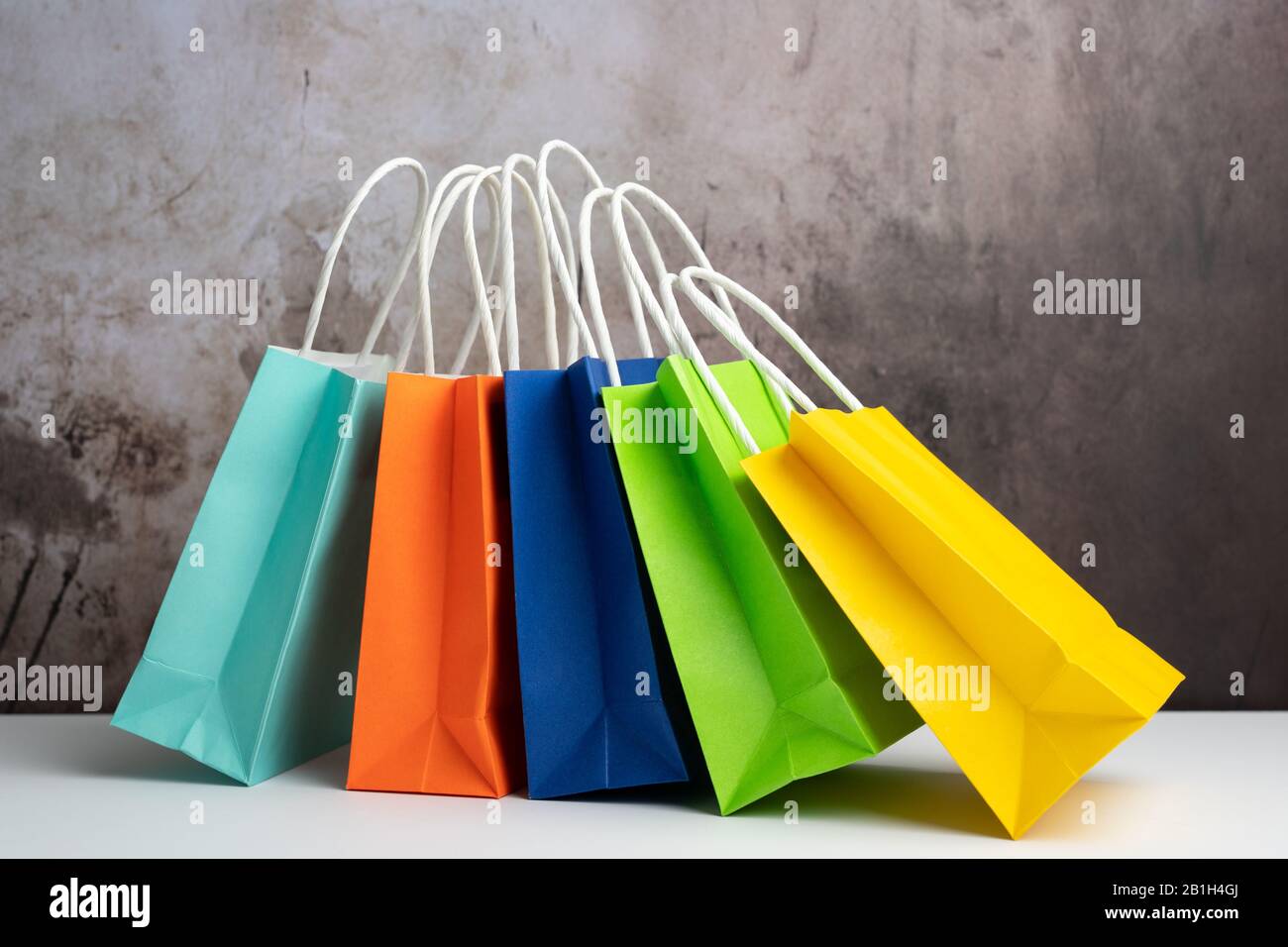 Bunte Einkaufs- oder Geschenktaschen Stockfoto