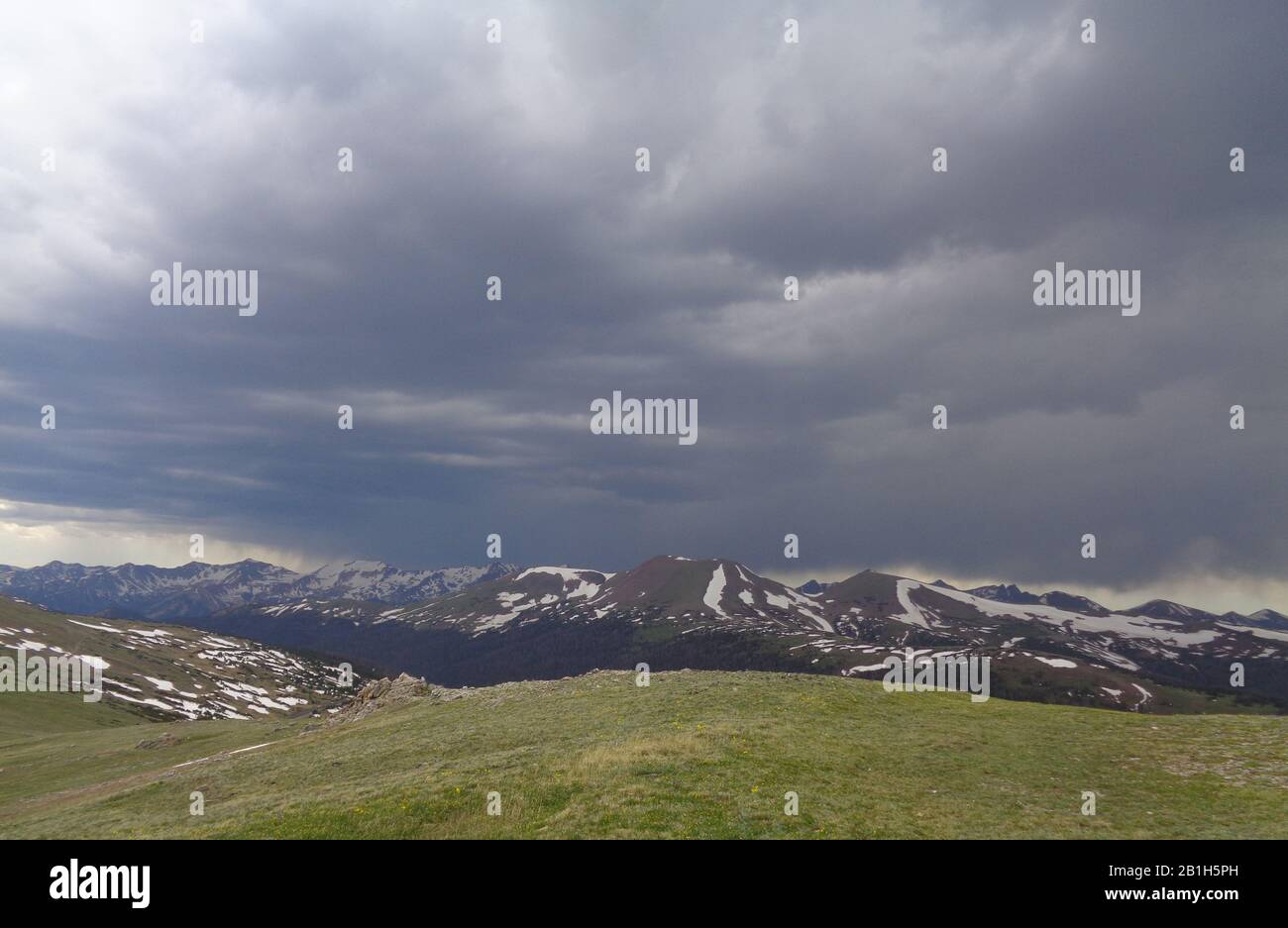 Sommer im Rocky Mountain National Park: Sturm Über Mt Stratus, Mt Nimbus, Mt Cumulus, Howard Mountain & Specimen Mountain der Niemals Sommerlichen Mtns Stockfoto