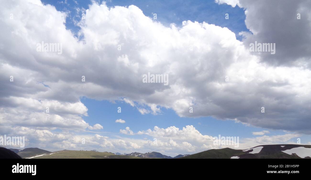 Sommer im Rocky-Mountain-Nationalpark: Hohe Wolken Über dem Mount Cracktop und Mount Ida Vom Gipfel des Alpine Ridge Trail nahe der Trail Ridge Road Aus Gesehen Stockfoto