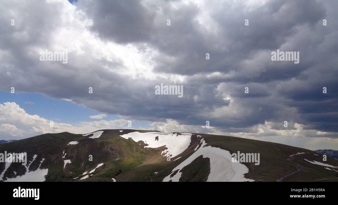 Sommer im Rocky Mountain National Park: Wolken Über dem Fall River Glacier Cirque, wie Vom Gipfel des Alpine Ridge Trail in der Nähe der Trail Ridge Road Zu Sehen Stockfoto