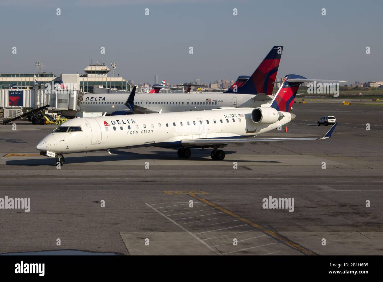 Eine Delta Connection (ExpressJet Airlines) Bombardier CRJ 700 fährt zum Stand am Flughafen New York La Guardia. Stockfoto