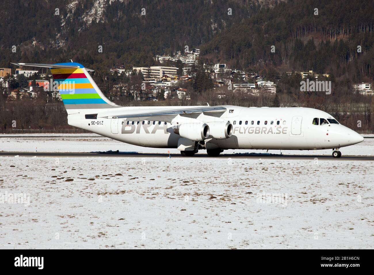 Ein Braathens Regional British Aerospace Avro RJ100 landete gerade am Flughafen von Innsbruck Kranebitten. Stockfoto