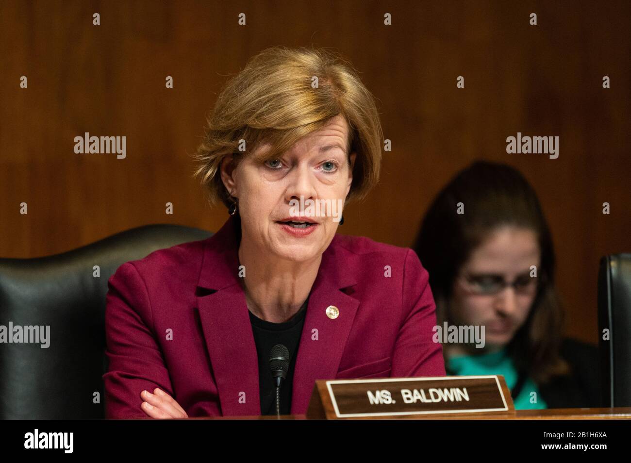 US-Senator Tammy Baldwin (D-WI) spricht bei einer Anhörung des Unterausschusses Des Senatsanteilungsausschusses für das Ministerium für Heimatschutz. Stockfoto