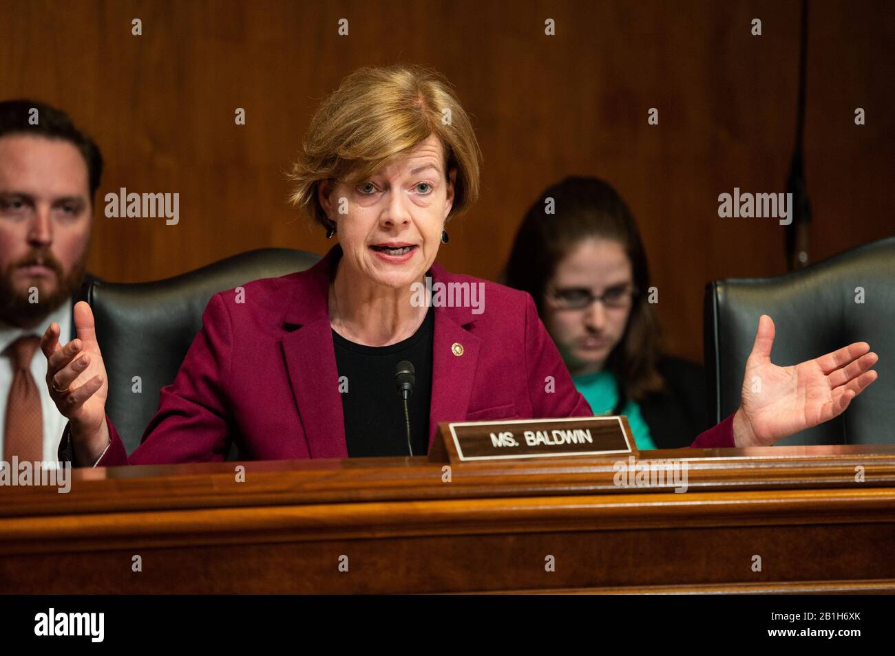 US-Senator Tammy Baldwin (D-WI) spricht bei einer Anhörung des Unterausschusses Des Senatsanteilungsausschusses für das Ministerium für Heimatschutz. Stockfoto