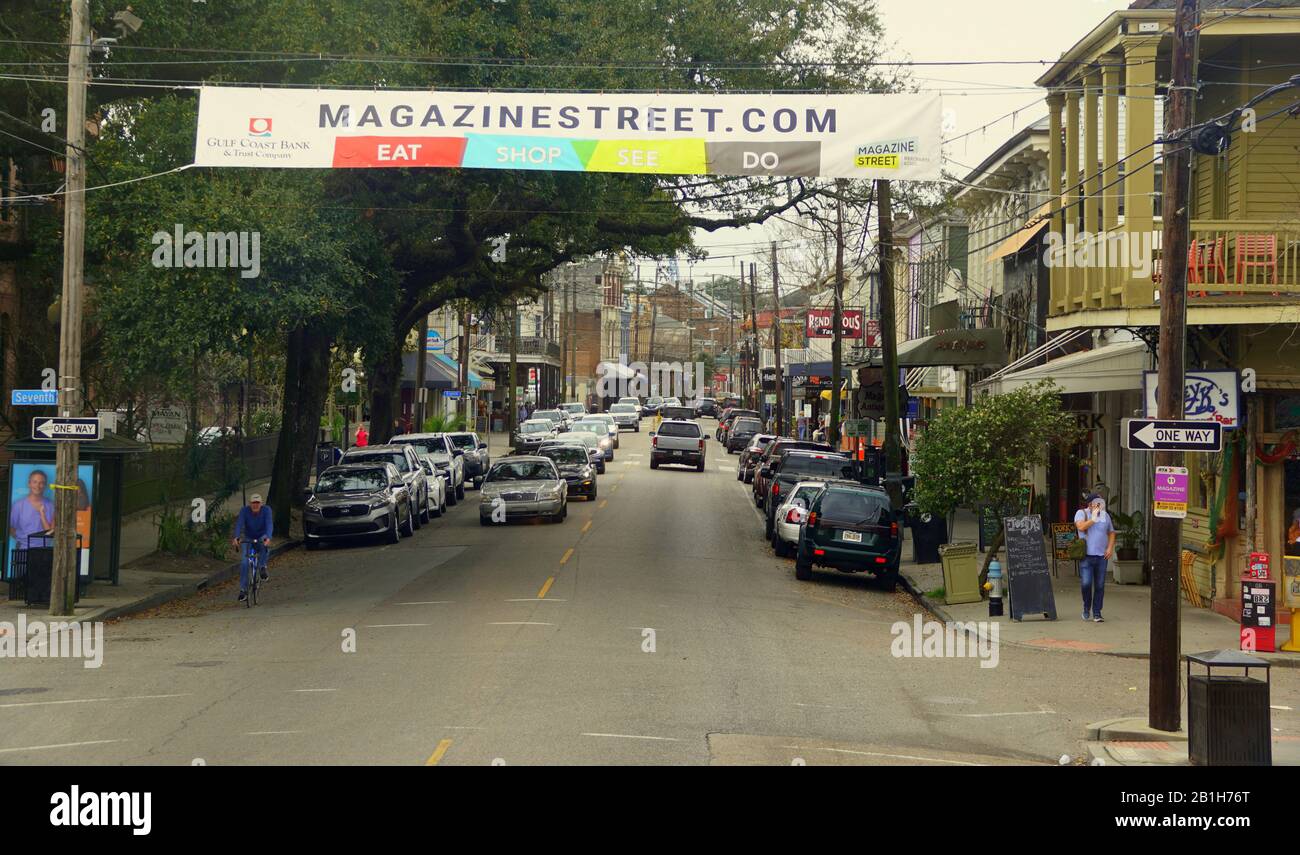 New Orleans, Louisiana, U.S.A - 4. Februar 2020 - Der Blick auf den Verkehr auf der Magazine Street am Garden District Stockfoto