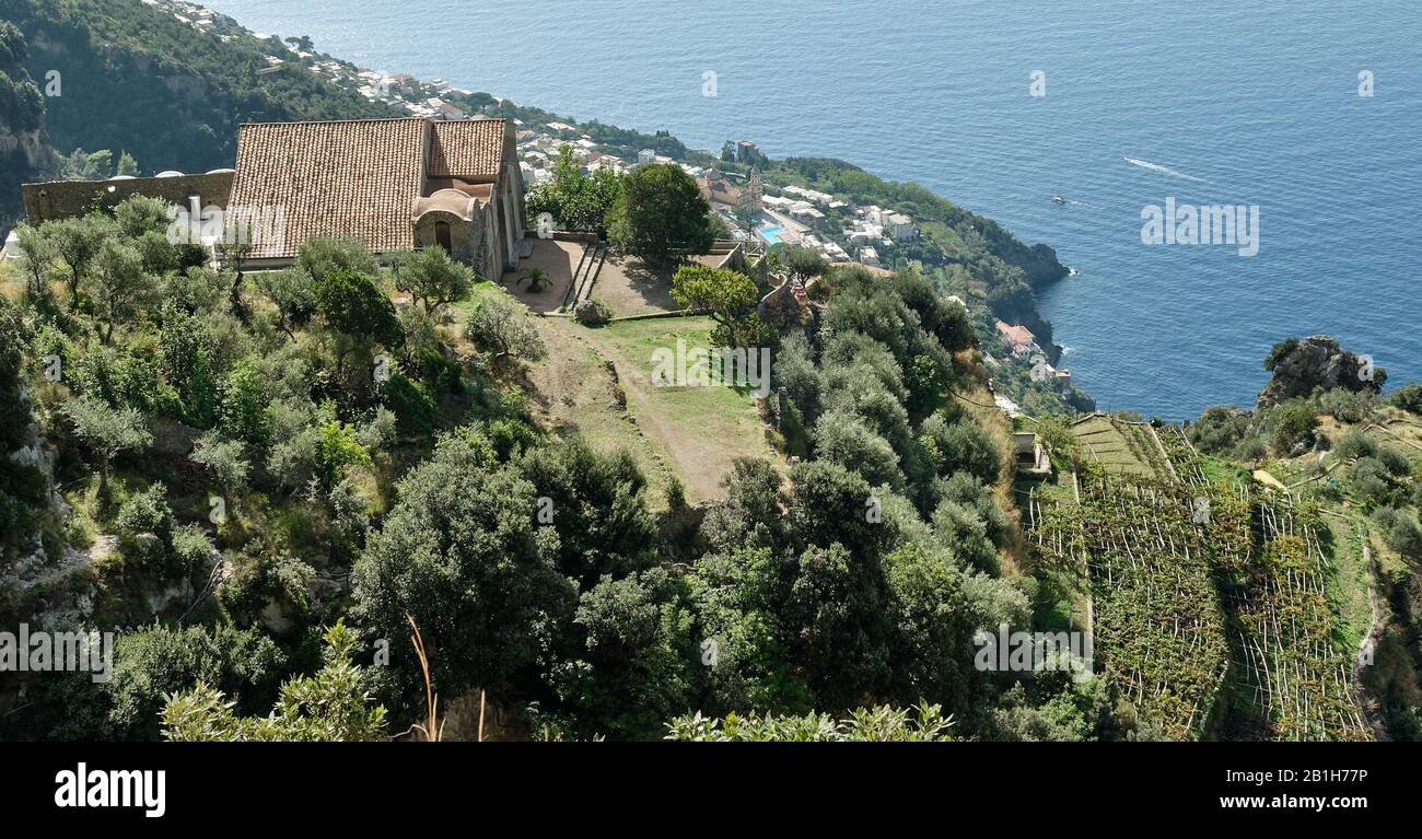 Das Kloster San Domenico, das an die Kirche Santa Maria a Castro oberhalb der Stadt Praiano an der Amalfiküste Italiens angeschlossen ist; Stockfoto