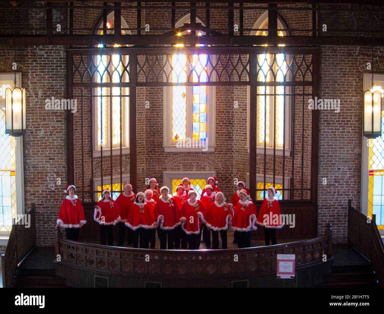 Frauenchorgruppe, die Weihnachtslieder in der Felicity Kirche singt. New Orleans, LA. Stockfoto