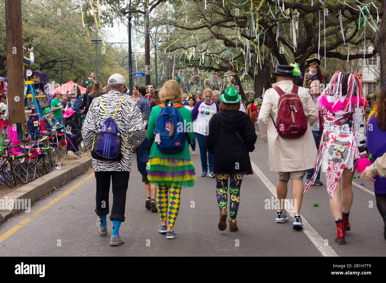 Kostümierte Fußgänger auf der St Charles Av, Mardi Gras Day. New Orleans, LA, USA. Stockfoto