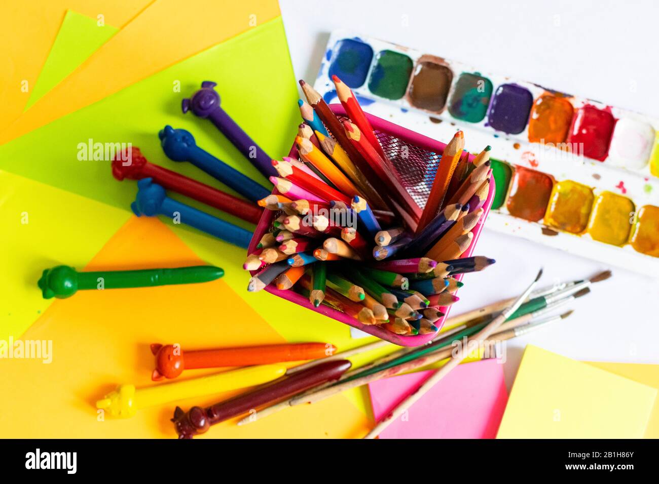 Aquarell, Gouache, Farbbürsten, farbige und Wachskrebse. Set für Zeichnen, Kreativität und Hobbys. Stockfoto