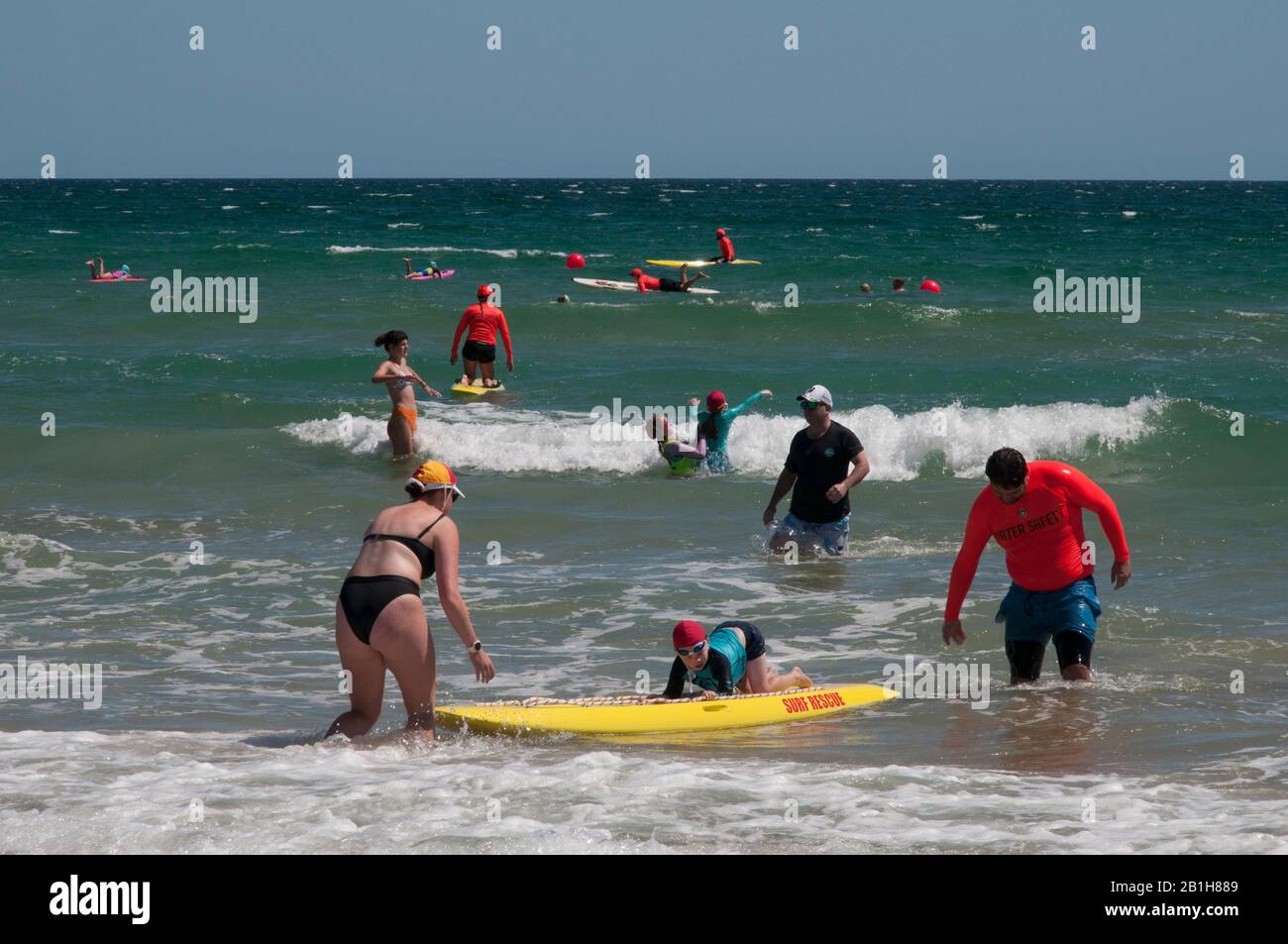Freiwillige des South Port Surf Life Saving Club führen Surfunterricht in Port Noarlunga, South Australia, durch Stockfoto