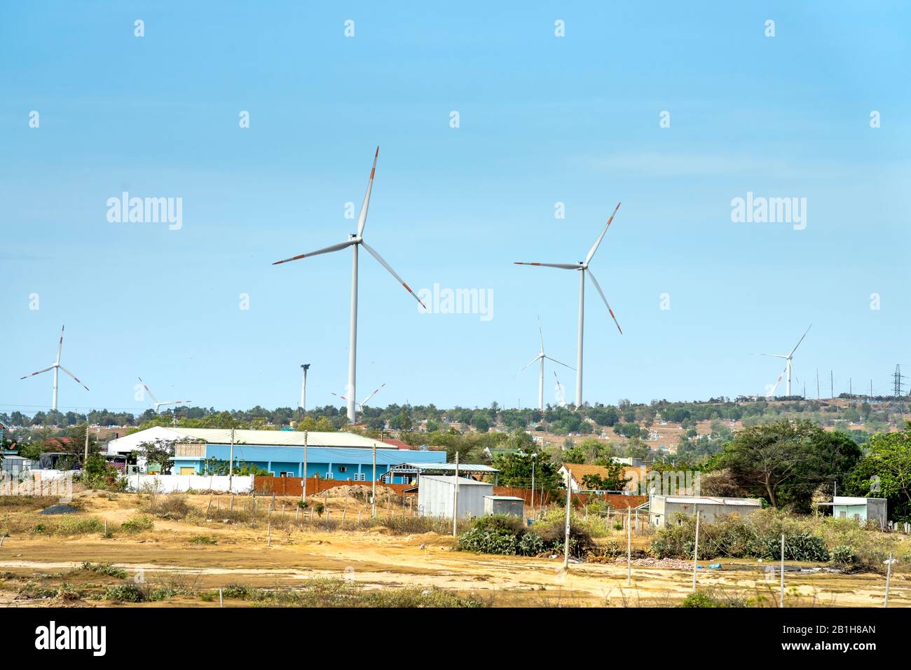 Windpark in der Provinz Binh Thuan, Vietnam - 10. Februar 2020: Szenen von Riesenpropellern zur Stromerzeugung aus Windkraft. In letzter Zeit Ye Stockfoto