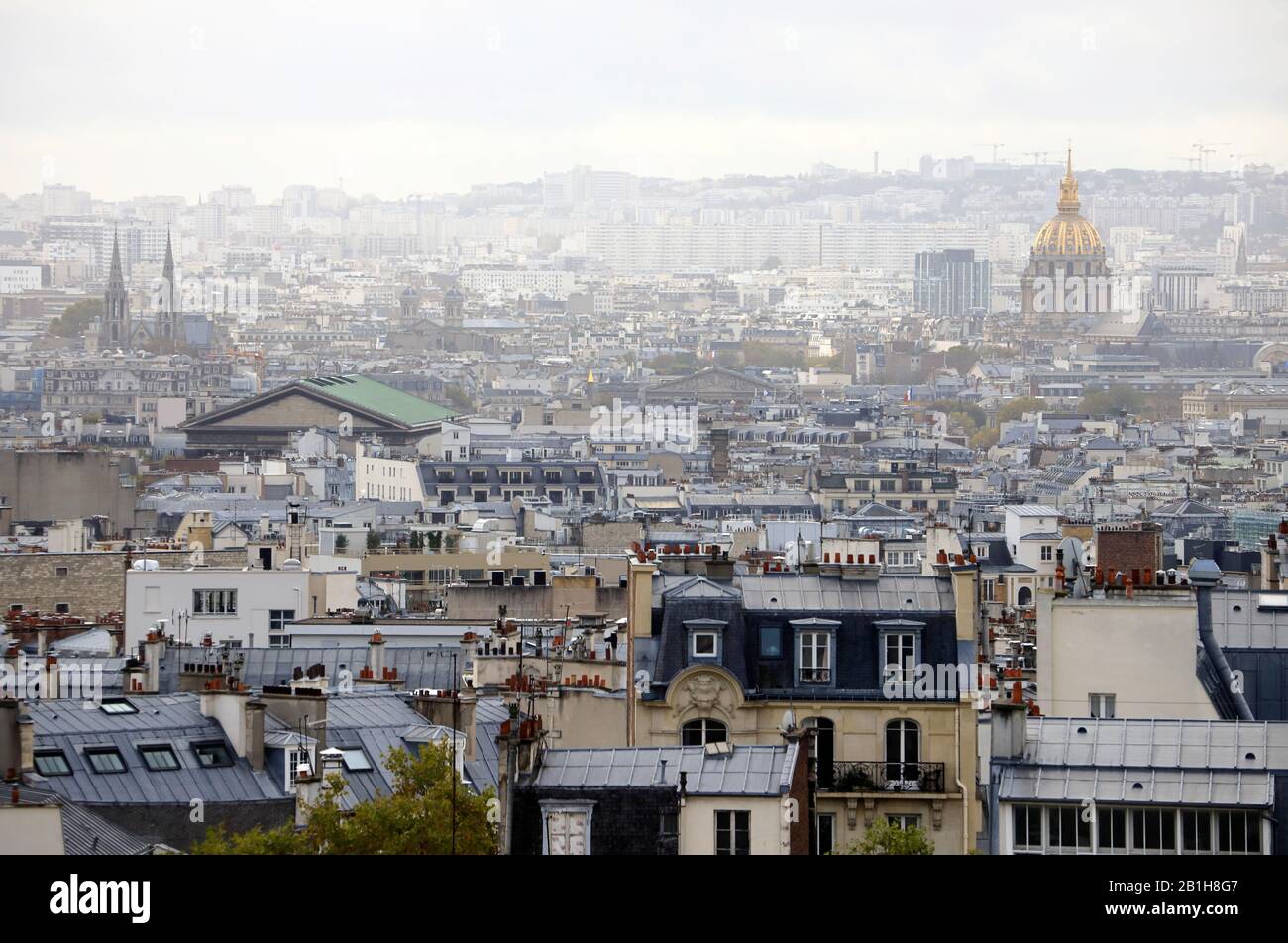 Der Blick auf die Stadt Paris mit der goldenen Kuppel von Les Invalides vom Montmartre.Paris.France Stockfoto