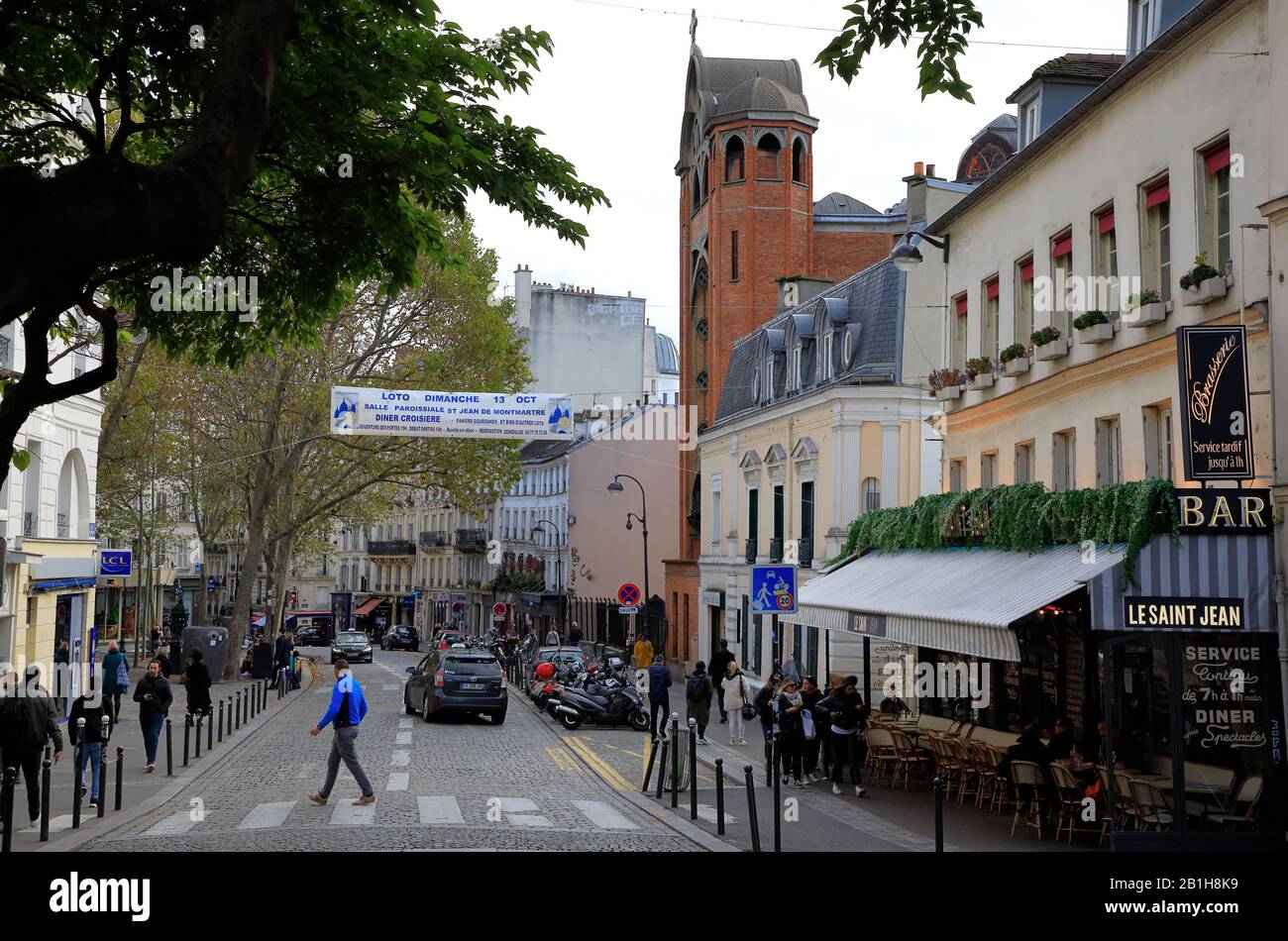 Rue des Abbesses Straße mit Jugendstil Saint-Jean de Montmartre kirche in Montmartre.Paris.Frankreich Stockfoto