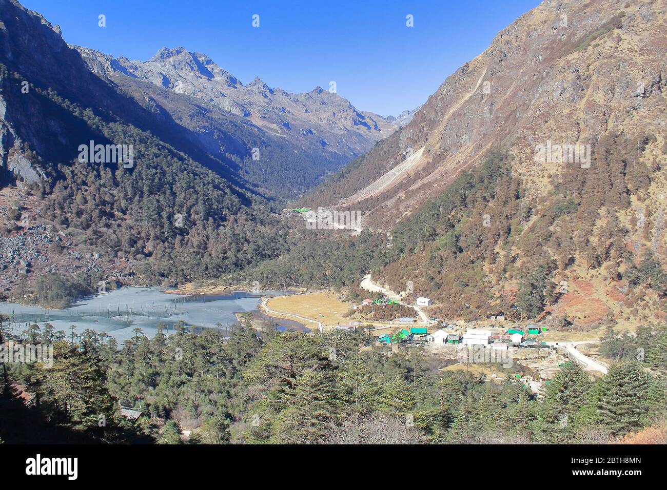 Malerische Landschaft und Vögel Blick auf den See Madhuri oder den See Sangetsar tso (Sangestar tso-See), berühmtes Ziel in tawang, arunachal pradesh, indien Stockfoto