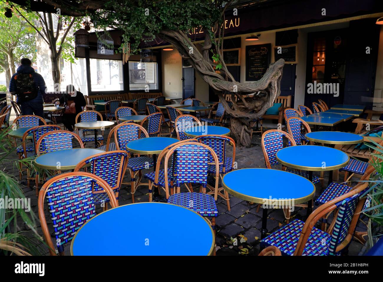 Blaue Stühle und Tische im Freien des Chez Plumeau Restaurant.Montmartre.Paris.Frankreich Stockfoto