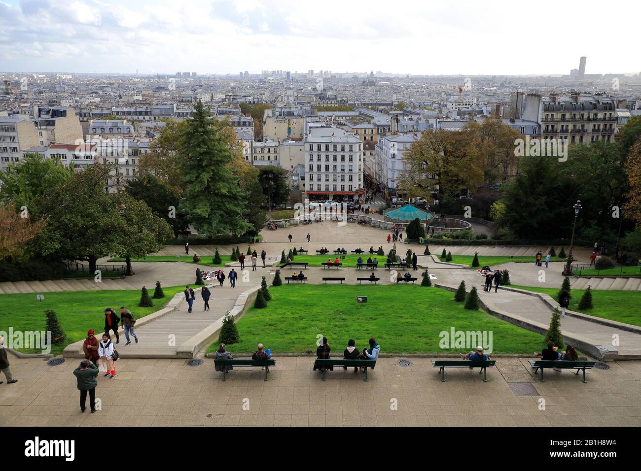Der Blick auf die Stadt von Paris mit Besuchern auf dem Louise Michel Platz im Vordergrund von der Basilika Sacré-Cœur de Montmartre.Paris.Frankreich Stockfoto
