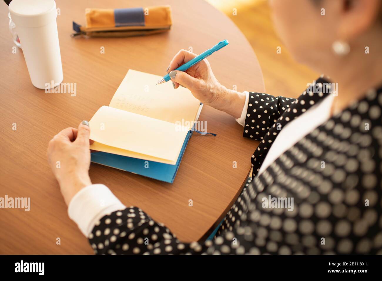 Frau, die Notiz nimmt Stockfoto