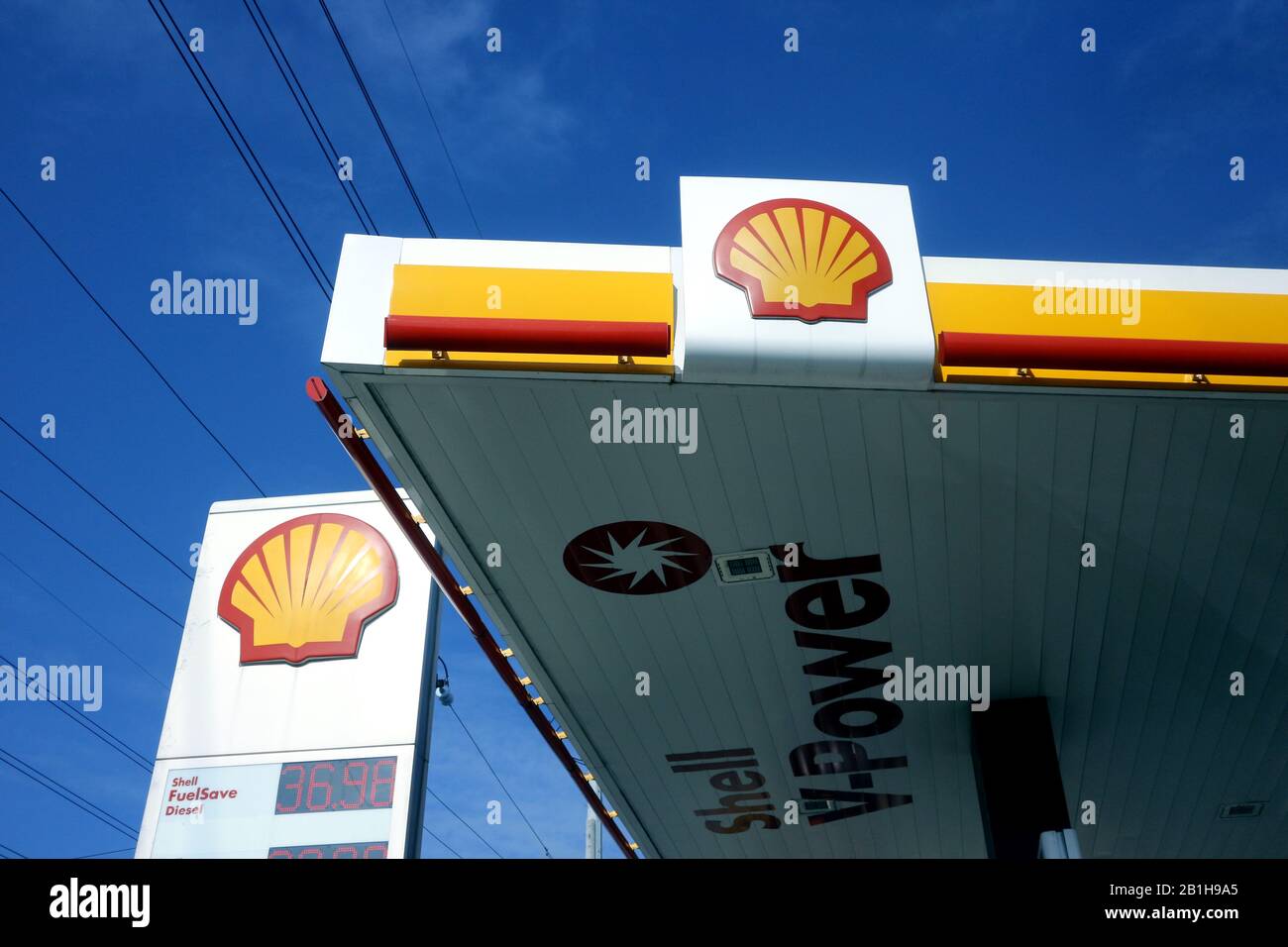 Cainta, Rizal, Philippinen - 16. Februar 2020: Beschilderung und Gebäudestruktur einer Tankstelle und eines sonnigen Tages. Stockfoto