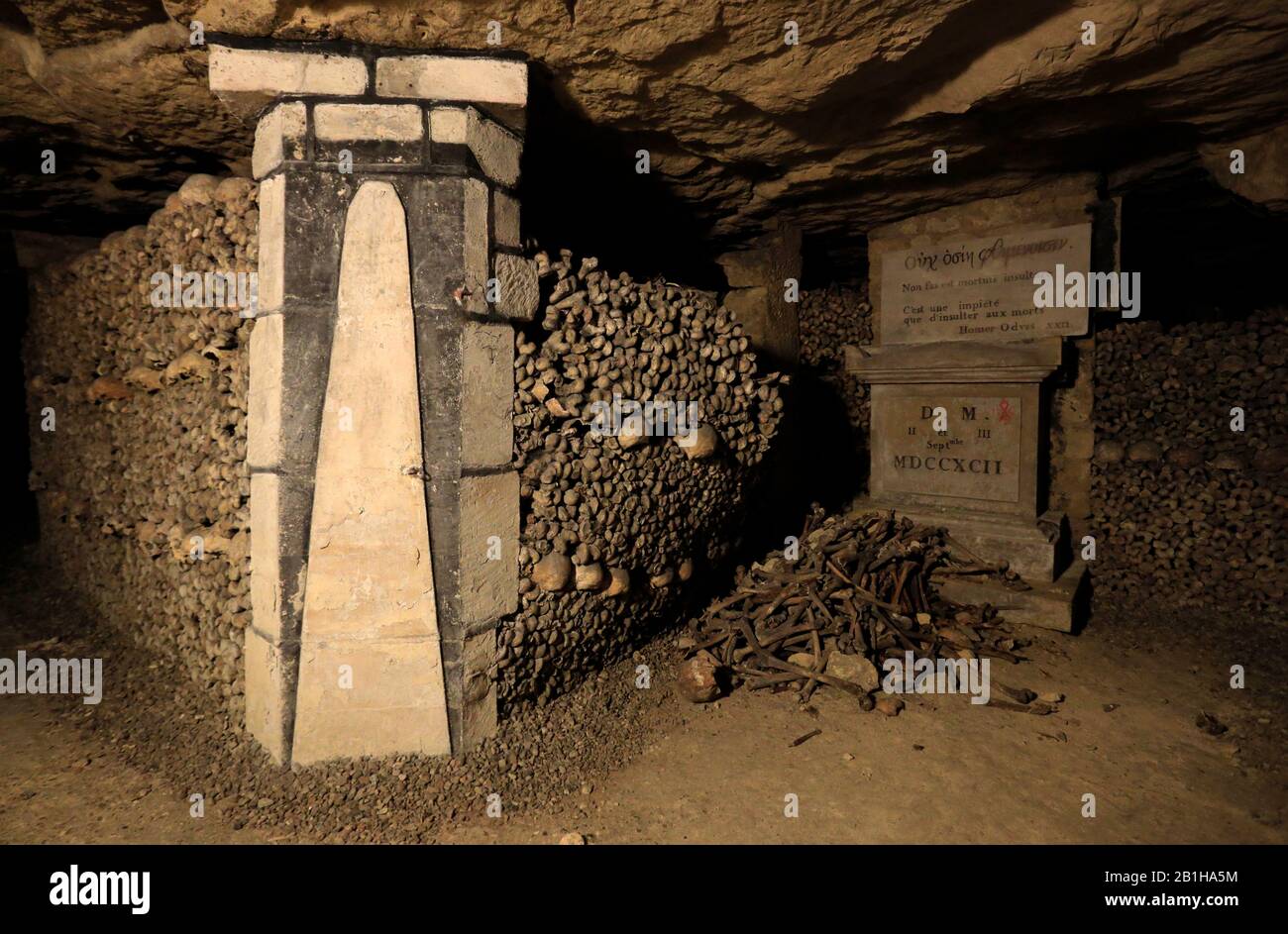 Knochen und Schädel lagerten in den Katakomben von Paris.Paris, Frankreich Stockfoto