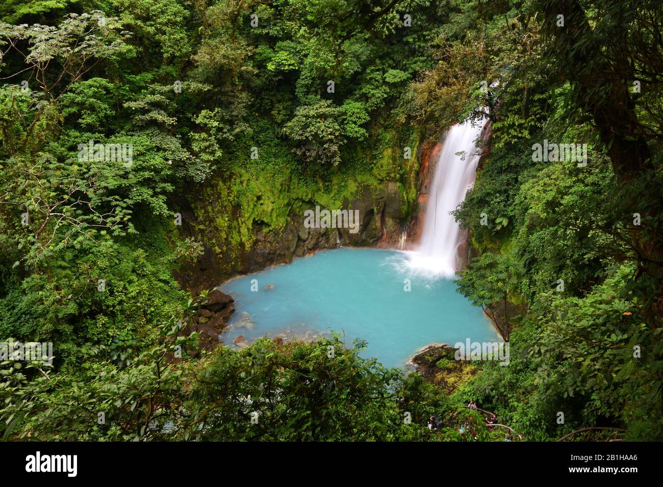 Ein blauer Wasserfall im Tenorio Volcano National Park, Costa Rica Stockfoto
