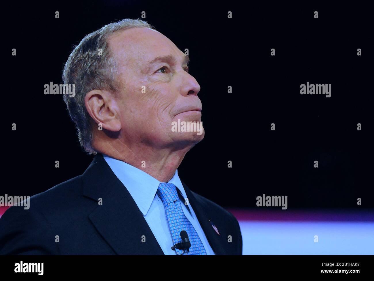 Der demokratische Präsidentschaftskandidat Michael Bloomberg posiert für ein Foto vor der CBS Democratic Presidential Primary Debatte im Charleston Gaillard Center. Stockfoto