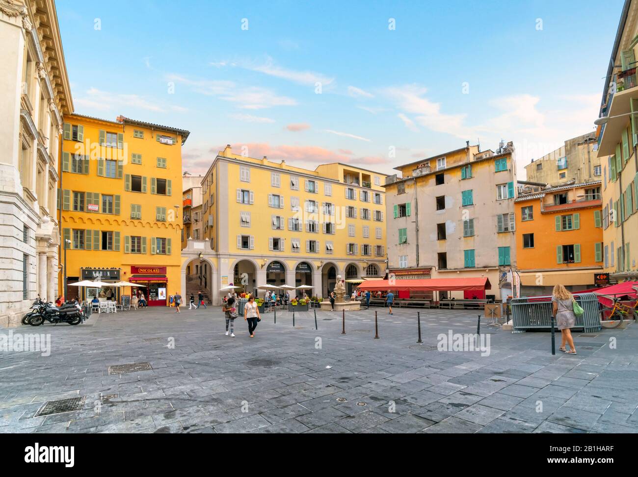 Touristen und Einheimische passieren den Place Rossetti Piazza in der Altstadt Vieux Nizzas am frühen Morgen, bevor Menschenmassen ankommen. Stockfoto